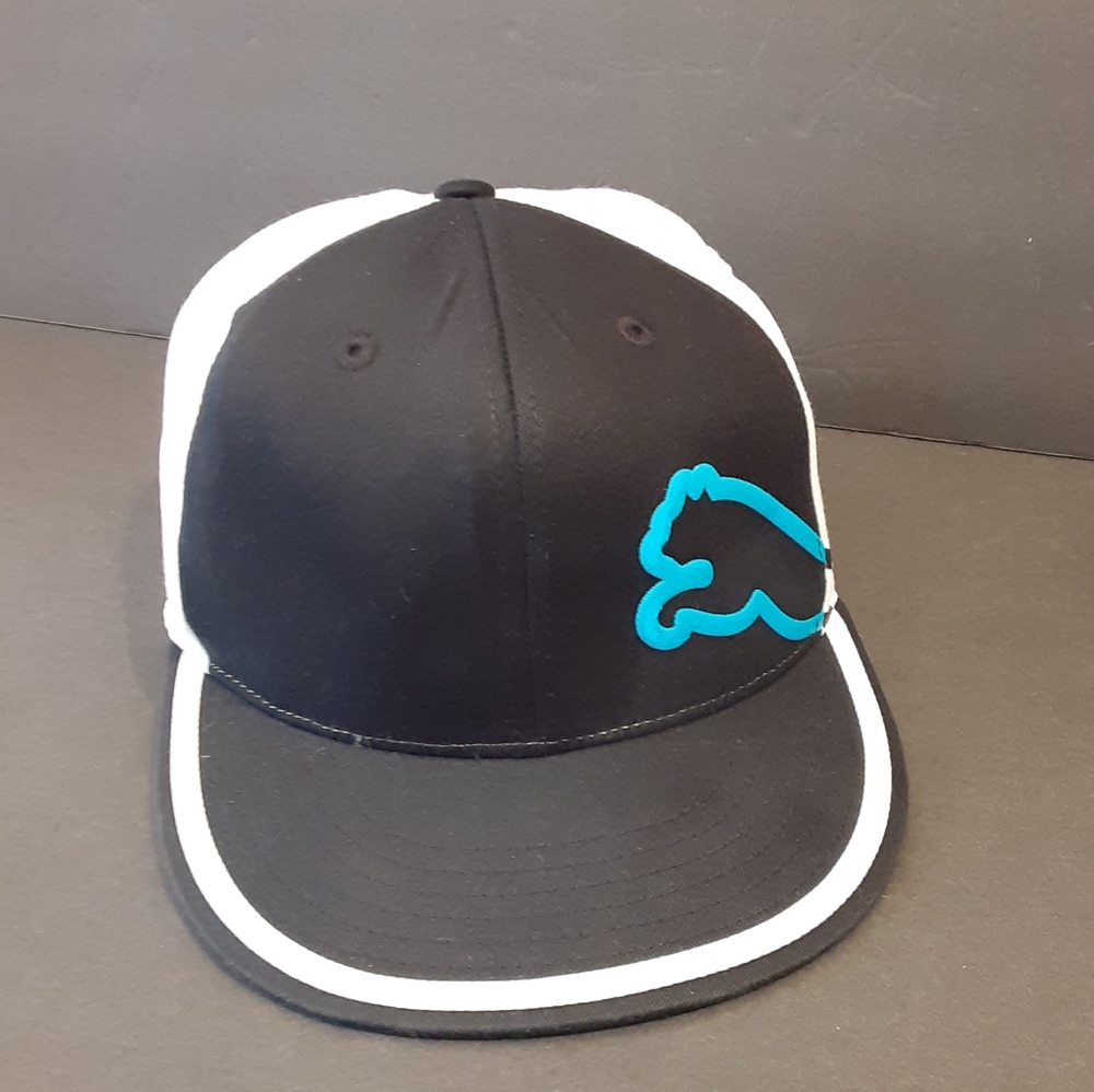 PUMA 210 FITTED HAT FLAT BRIM PUMA LOGO WHITE/BLACK/BLUE SIZE S/M 6 7/8-71/4